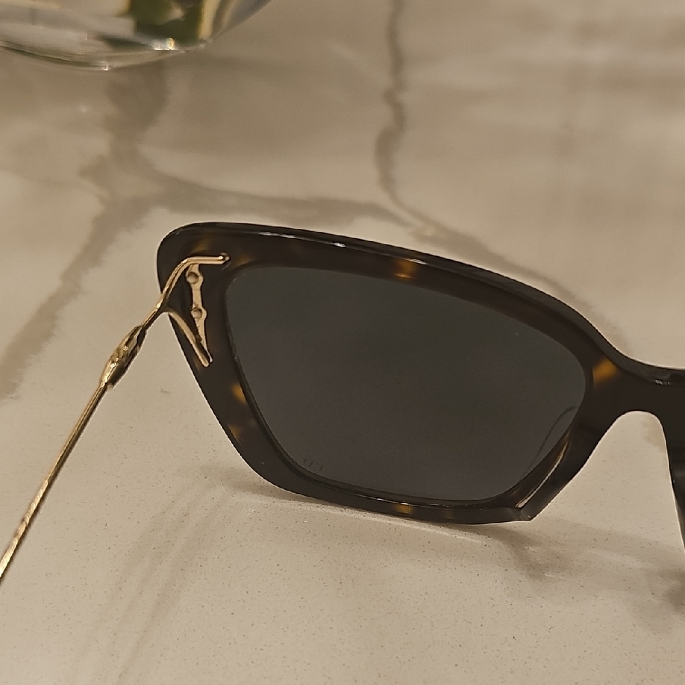 Christian Dior Tortoise Shell Sunglasses (NWOT) - Picture 5 of 7